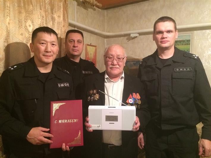 Сотрудники якутского ОМОНа поздравили с 70-летием первого командира отряда
