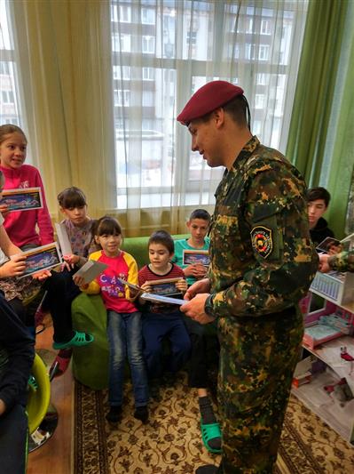 Военнослужащие отряда «Барс» поздравили воспитанников детского дома с наступающим Новым годом