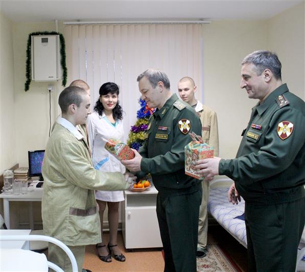 Представители командования Приволжского округа Росгвардии поздравили с наступающими праздниками пациентов гарнизонного лазарета
