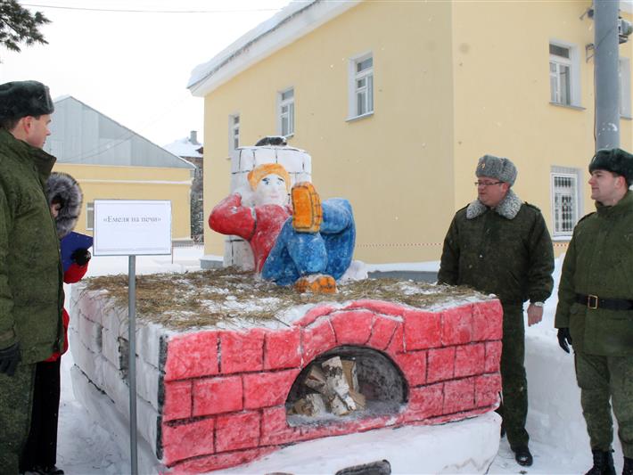 На территории северского соединения Сибирского округа Росгвардии появились сказочные персонажи из снега