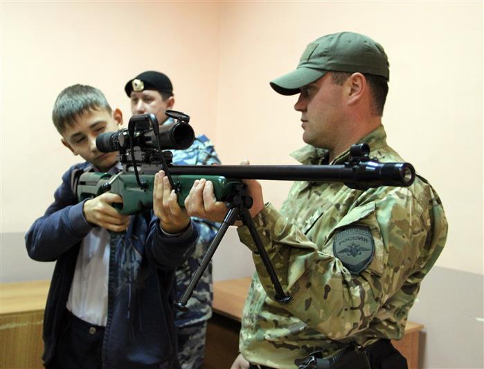 Бойцы астраханского ОМОНа провели военно-патриотическое мероприятие для школьников