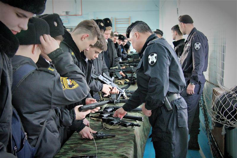Сотрудники ростовского ОМОНа провели Урок мужества для курсантов Института водного транспорта