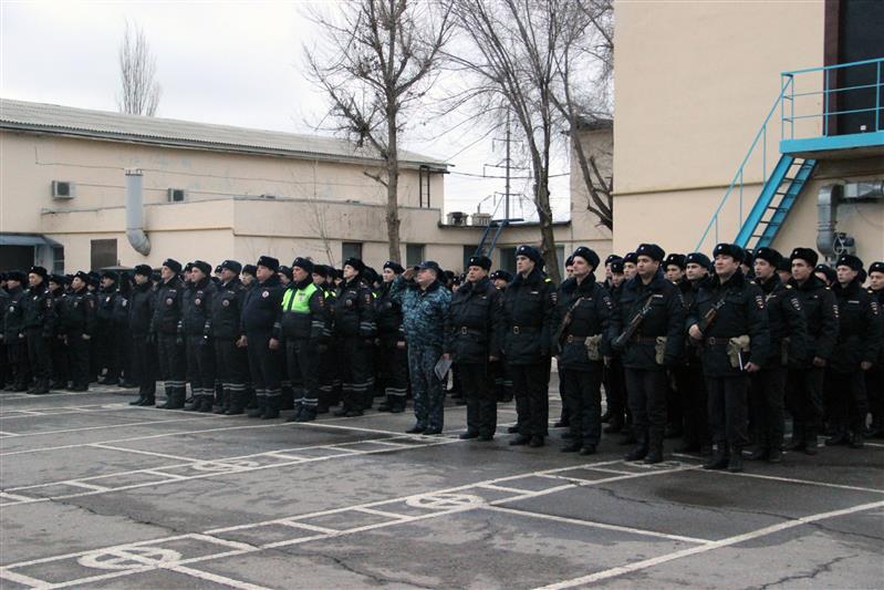 В Астрахани состоялся гарнизонный развод нарядов Росгвардии и полиции, заступающих на боевую службу по охране общественного порядка