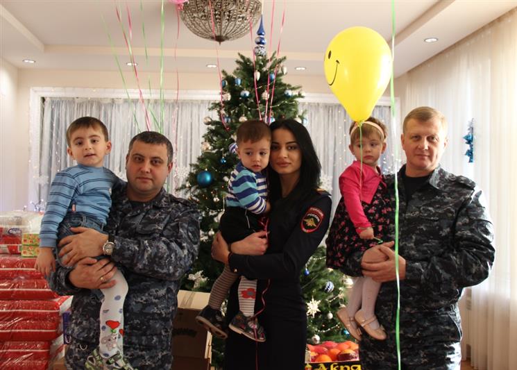 В Северной Осетии сотрудники Росгвардии поздравили воспитанников детского дома с наступающим Новым годом
