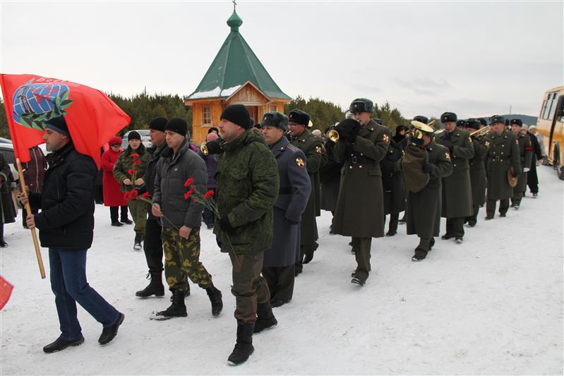 Военнослужащие Уральского округа Росгвардии приняли участие в перезахоронении останков солдата, погибшего в годы Великой Отечественной войны