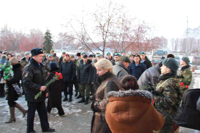 В Тюменской области состоялось открытие мемориальной доски в память о ветеране боевых действий старшем сержанте запаса Евгении Гвай