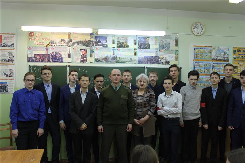Представители Саратовского военного института и территориального органа Росгвардии провели уроки по профориентации для выпускников школ Ульяновской области 