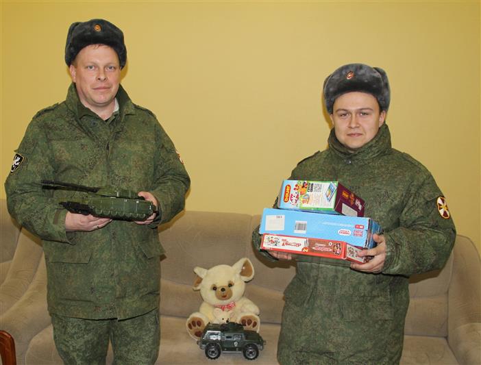 Росгвардейцы Тюменской области передали игрушки в региональный социально-реабилитационный центр для несовершеннолетних детей