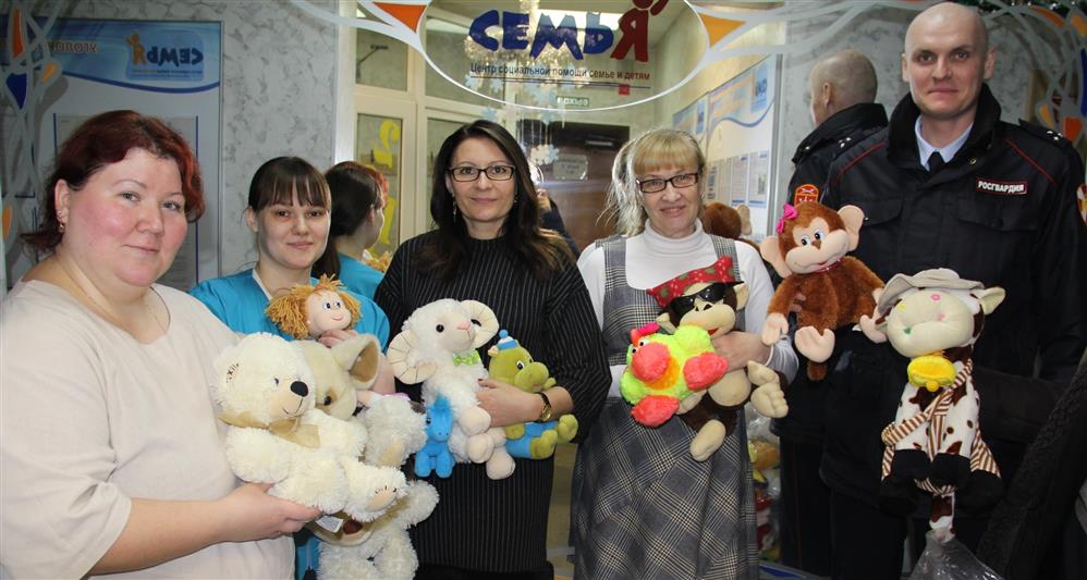 Росгвардейцы Тюменской области передали игрушки в региональный социально-реабилитационный центр для несовершеннолетних детей