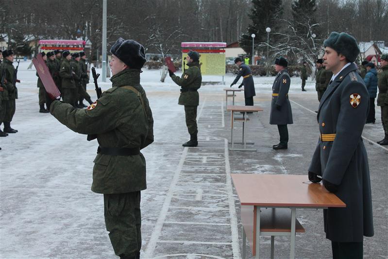 Заместитель командующего Приволжским округом Росгвардии поздравил новобранцев богородской бригады оперативного назначения с принятием присяги