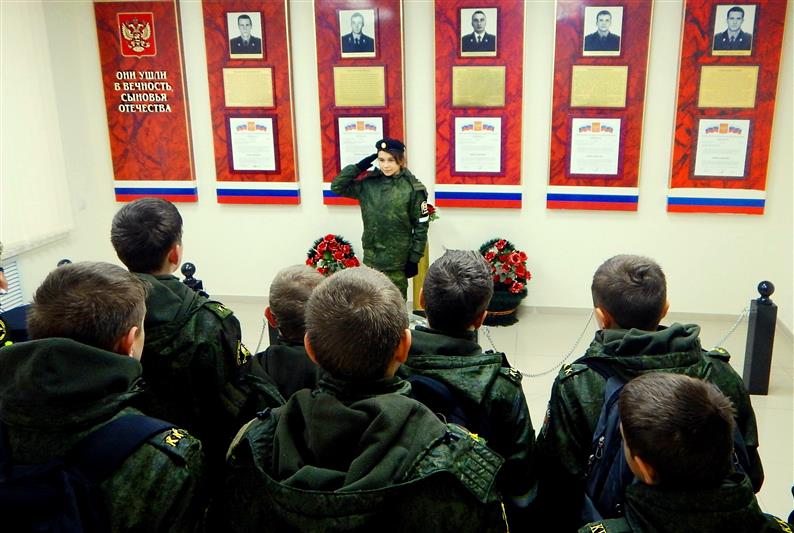 В Ставрополе офицеры СОБРа Росгвардии провели военно-патриотическое мероприятие для учащихся кадетской школы имени генерала Алексея Ермолова