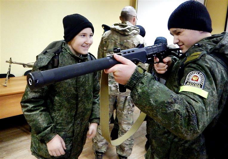 В Ставрополе офицеры СОБРа Росгвардии провели военно-патриотическое мероприятие для учащихся кадетской школы имени генерала Алексея Ермолова