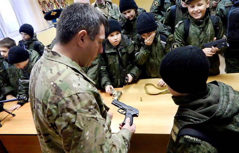 В Ставрополе офицеры СОБРа Росгвардии провели военно-патриотическое мероприятие для учащихся кадетской школы имени генерала Алексея Ермолова