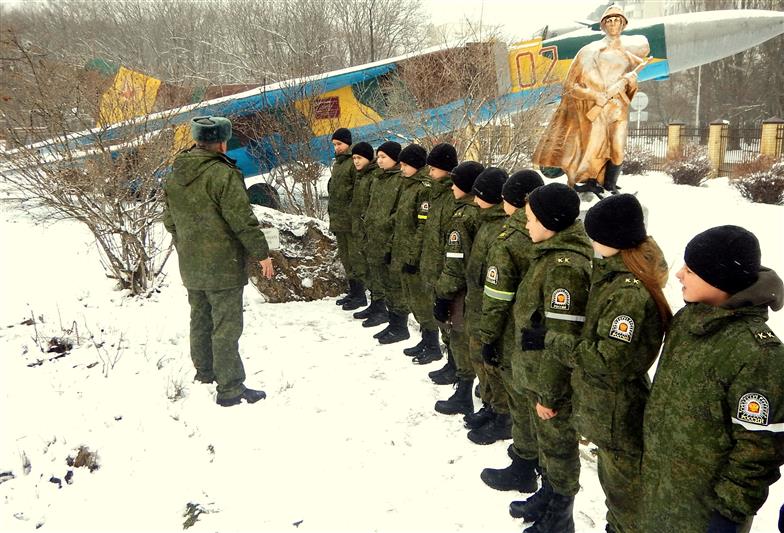 В Ставрополе офицеры СОБРа Росгвардии провели военно-патриотическое мероприятие для учащихся кадетской школы имени генерала Алексея Ермолова