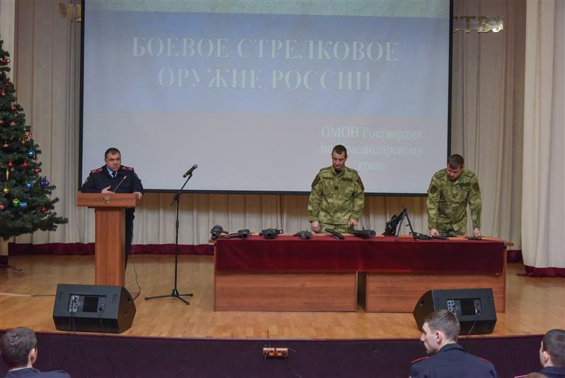Бойцы краснодарского ОМОНа познакомили будущих правоохранителей с оружием Росгвардии