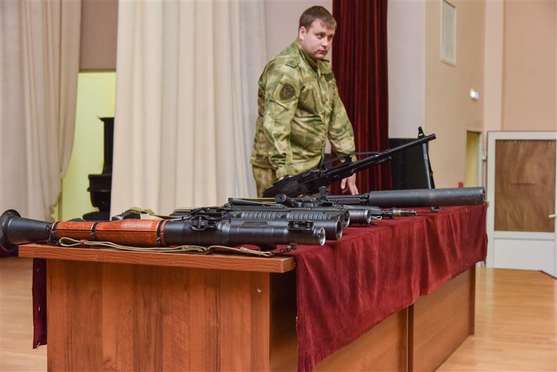 Бойцы краснодарского ОМОНа познакомили будущих правоохранителей с оружием Росгвардии
