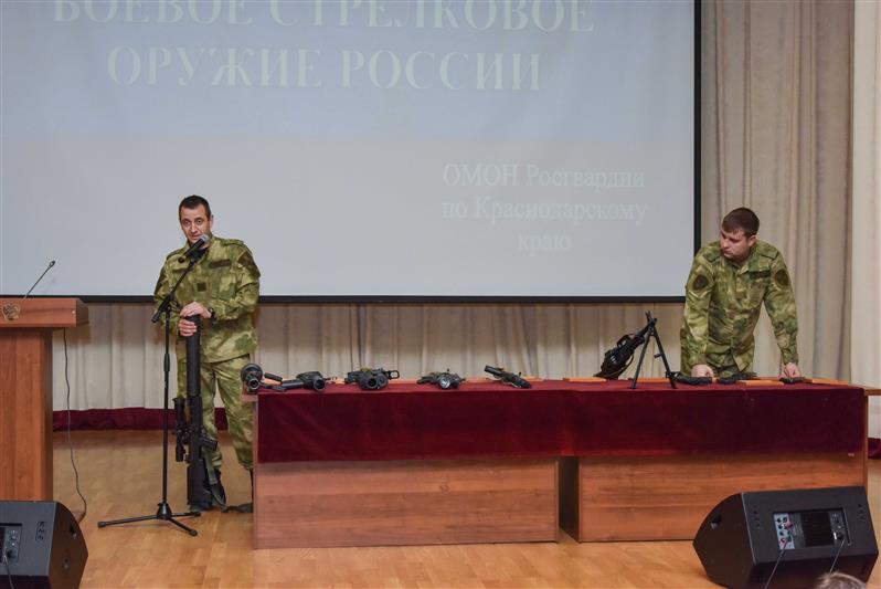 Бойцы краснодарского ОМОНа познакомили будущих правоохранителей с оружием Росгвардии