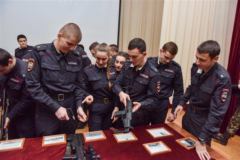 Бойцы краснодарского ОМОНа познакомили будущих правоохранителей с оружием Росгвардии