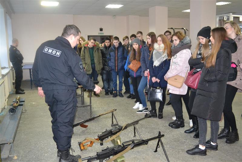 Бойцы новгородского ОМОНа провели экскурсию для студентов