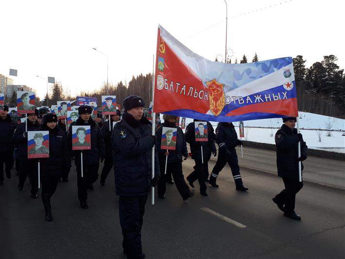 В Ханты-Мансийске сотрудники Росгвардии приняли участие в марше «Батальона отважных», посвященном Дню Героев Отечества