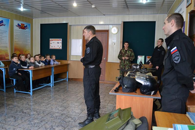 В ангарском ОМОНе прошла выставка вооружения, организованная бойцами спецподразделения для учащихся одной из городских школ
