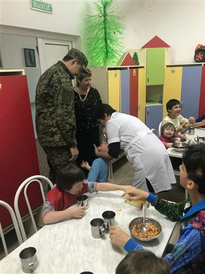 Сотрудники кабардино-балкарского ОМОНа поздравили воспитанников республиканских детских домов с Новым годом