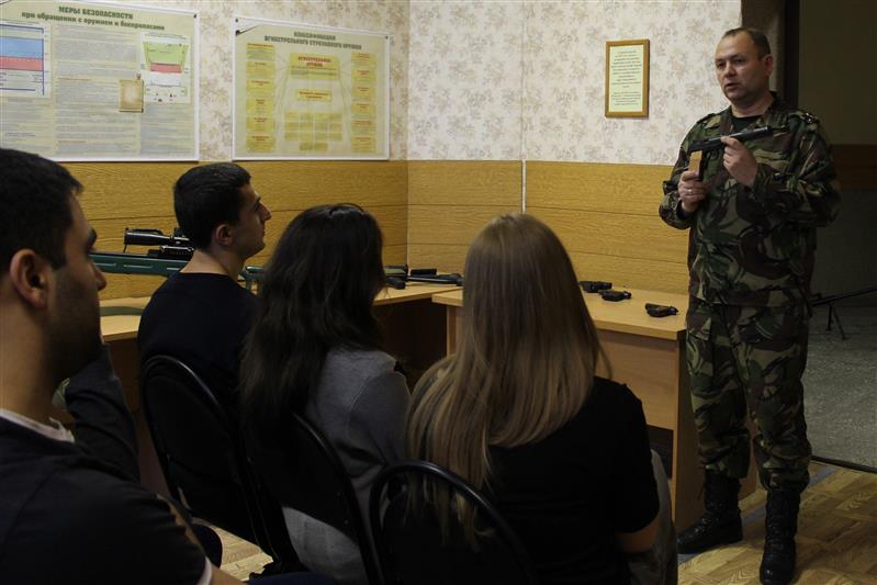 Сотрудники ОМОНа Управления Росгвардии по Пермскому краю провели экскурсию для студентов