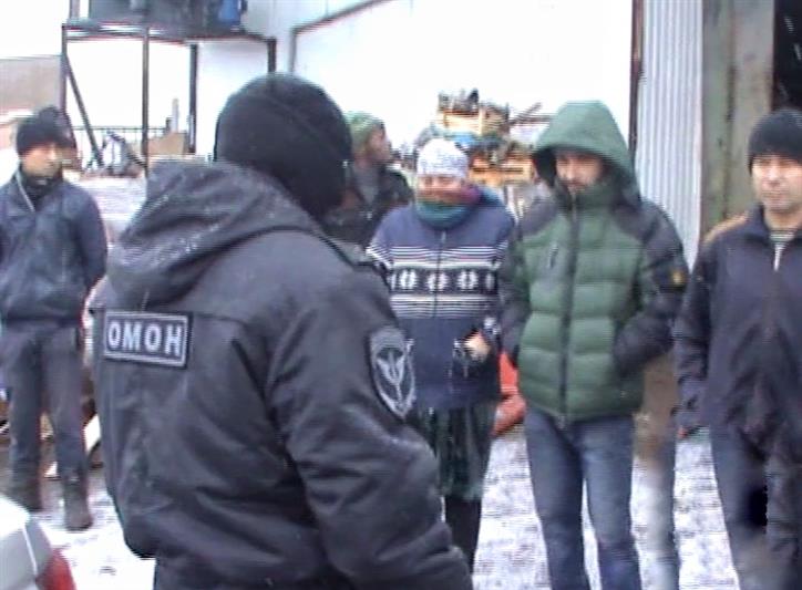 Бойцы воронежского ОМОНа оказали силовую поддержку сотрудникам полиции при проведении мероприятий по выявлению нарушителей миграционного законодательства 