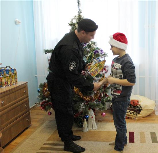 Бойцы ростовского ОМОНа поздравили воспитанников и педагогов подшефного детского учреждения с наступающим Новым годом