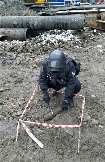 В Санкт-Петербурге сотрудники ОМОНа обезвредили снаряд времен Великой Отечественной войны 