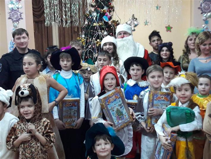 Поздравить с наступающим Новым годом детей из иркутского детского дома вместе с Дедом Морозом пришли сотрудники СОБРа Росгвардии 