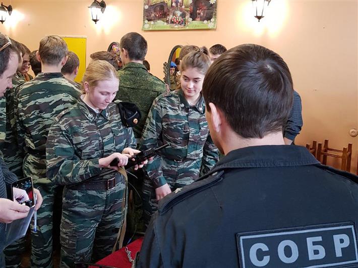 Офицеры СОБРа Управления Росгвардии по Иркутской области организовали для детей из военно-патриотических клубов выставку оружия и экипировки