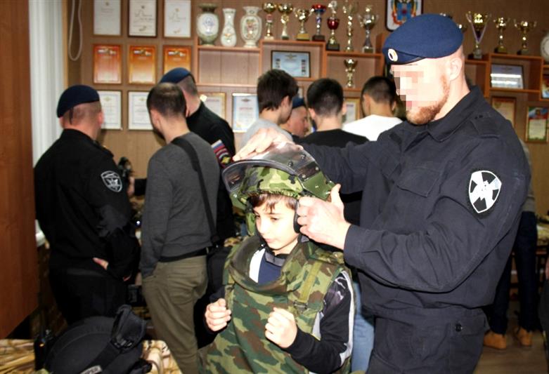 Бойцы ростовского СОБРа провели Урок мужества для воспитанников детско-юношеской спортивной школы