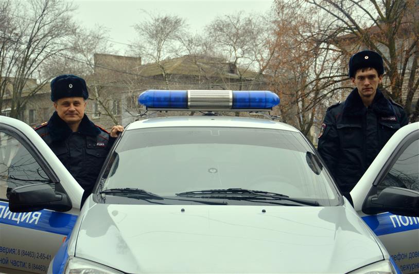 В Волгоградской области сотрудники Росгвардии и МЧС спасли двоих детей, провалившихся под лед в городском пруду