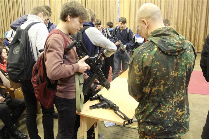 Сотрудники ОМОНа Отдела Росгвардии по Республике Карелия провели Урок мужества для учеников Петрозаводского лесотехнического техникума 