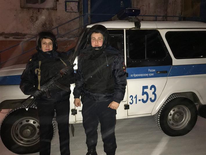 Росгвардейцы обезвредили полярного волка, бродившего по улицам Норильска