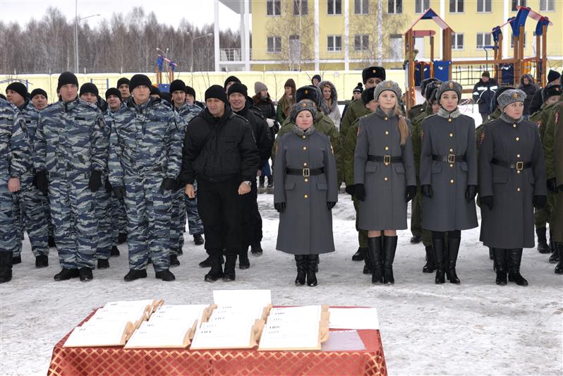Более ста семей военнослужащих и сотрудников Уральского округа Росгвардии получили новое жилье