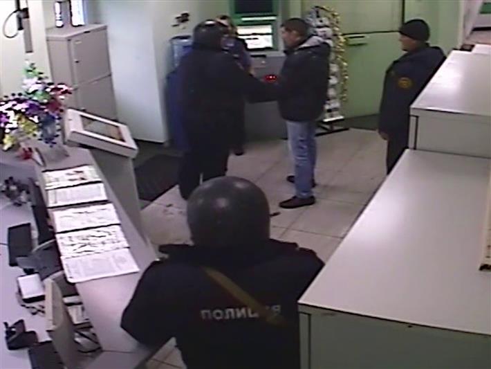 В Кузбассе патруль Росгвардии задержал мужчину, ворвавшегося с ножом в отделение банка