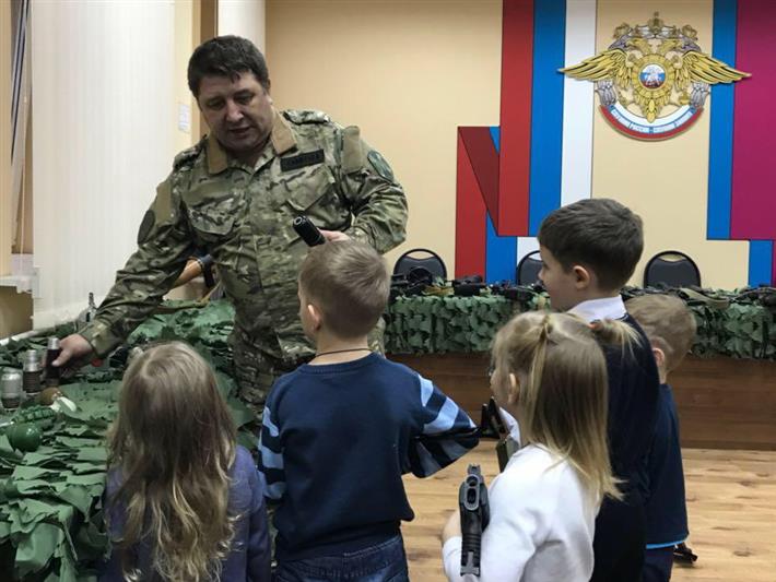 Бойцы сочинского ОМОНа Росгвардии провели военно-патриотическое мероприятие для сотрудников регионального Следственного комитета и членов их семей