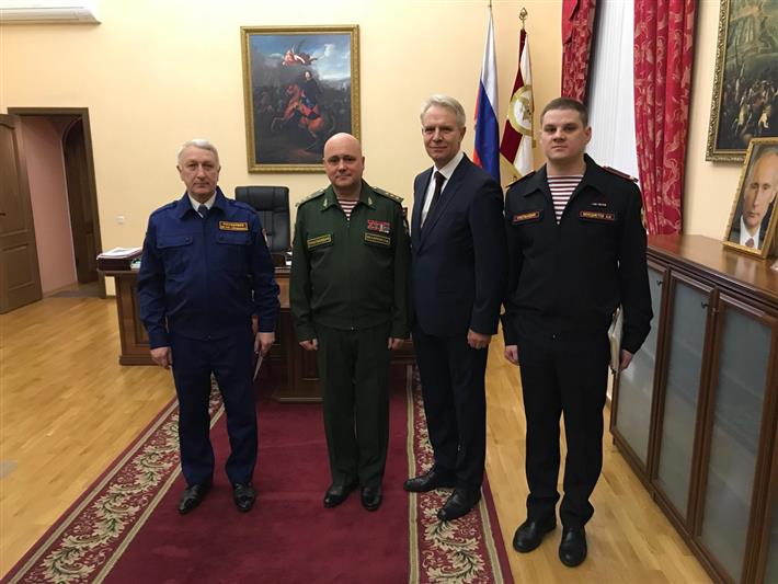 Командующий Северо-Западным округом Росгвардии наградил сотрудника ФГУП «Охрана», спасшего гражданку из ледяной воды