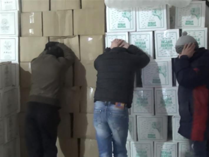 При силовой поддержке питерского СОБРа пресечена деятельность подпольного алкогольного производства