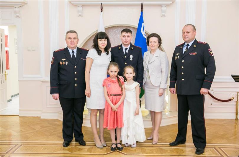 Сотрудник югорской Росгвардии, спасший пятилетнюю девочку на пожаре в декабре прошлого года, удостоен премии общественного признания