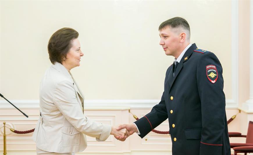 Сотрудник югорской Росгвардии, спасший пятилетнюю девочку на пожаре в декабре прошлого года, удостоен премии общественного признания