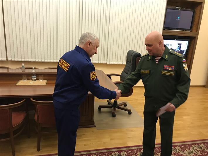 Командующий Северо-Западным округом Росгвардии наградил сотрудника ФГУП «Охрана», спасшего гражданку из ледяной воды