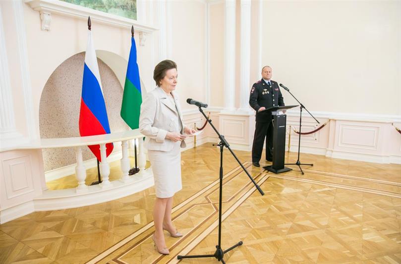 Сотрудник югорской Росгвардии, спасший пятилетнюю девочку на пожаре в декабре прошлого года, удостоен премии общественного признания