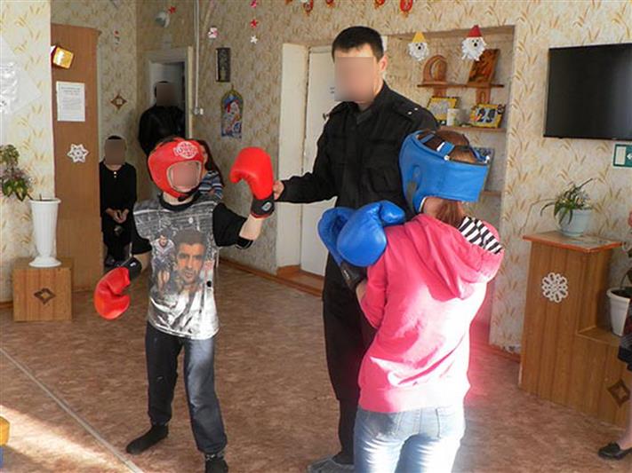 В Забайкалье бойцы СОБРа Росгвардии показали мастер-класс самообороны для детей социально-реабилитационного центра 