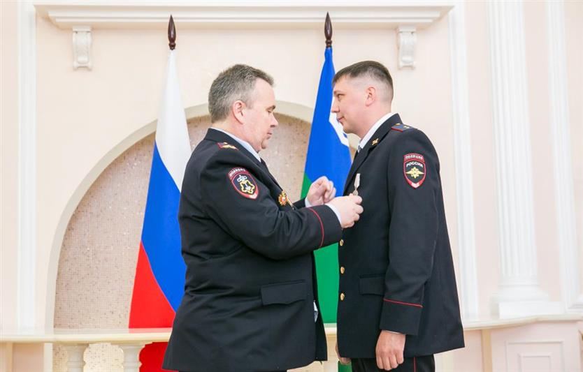 Сотрудник югорской Росгвардии, спасший пятилетнюю девочку на пожаре в декабре прошлого года, удостоен премии общественного признания