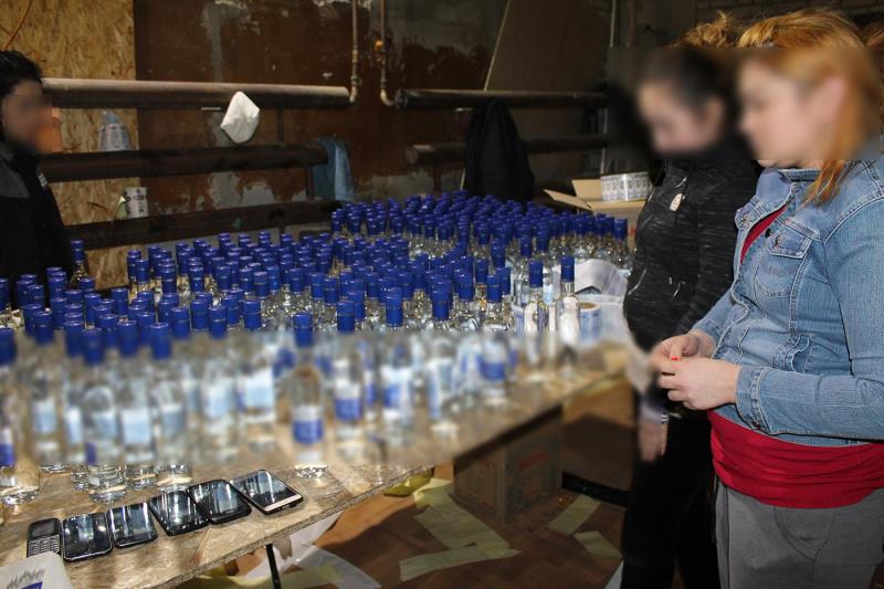 В Липецке при силовой поддержке СОБРа Росгвардии пресечена незаконная деятельность подпольного цеха по производству контрафактной алкогольной продукции