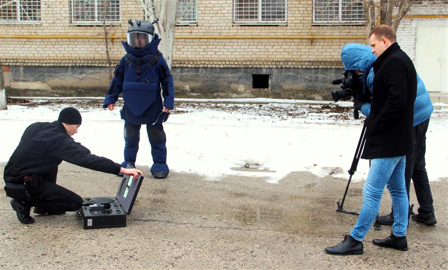 Съемочная группа телеканала «Астрахань-24» подготовила сюжет о служебной деятельности инженерно-технического отделения ОМОНа Росгвардии