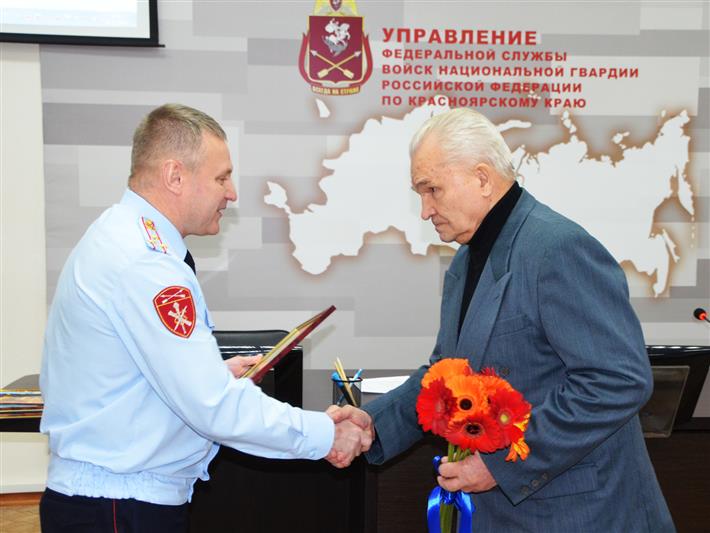 Сотрудники Управления Росгвардии по Красноярскому краю навестили ветерана, пережившего блокаду Ленинграда 